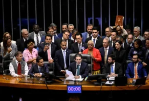 Hugo Motta confirma sessão às 12h após retomar