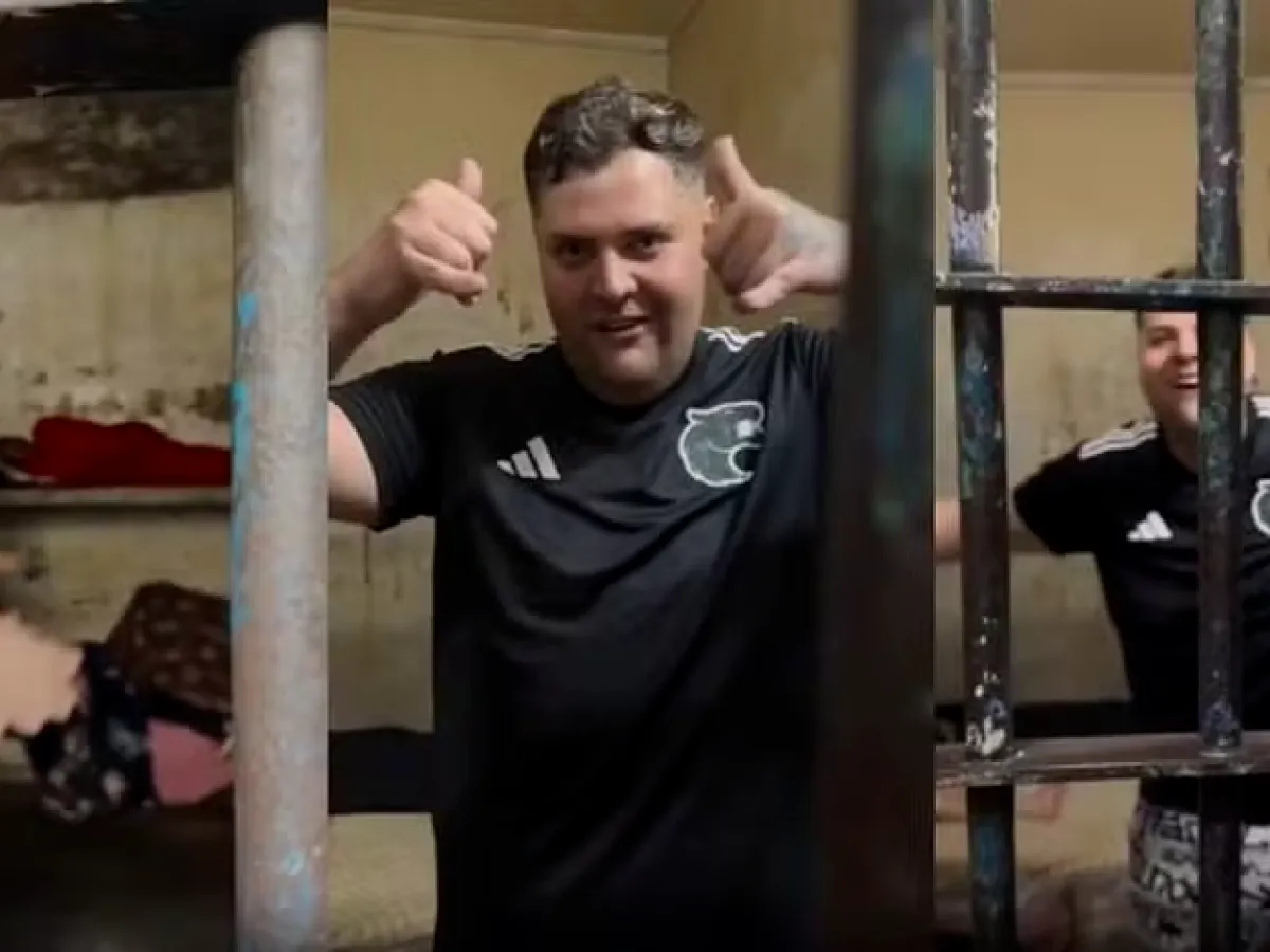 Influenciador grava vídeo na cela e deixa prisão após pagar fiança recorde