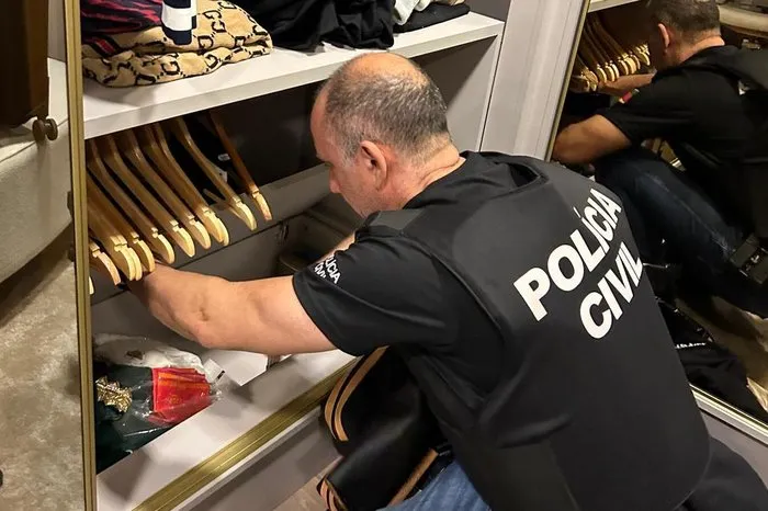 Influenciador grava vídeo na cela e deixa prisão após pagar fiança recorde