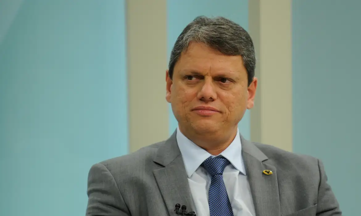 Tarcísio questiona investigações contra críticos e reafirma apoio a Bolsonaro 1 geraldenoticias 1755799599