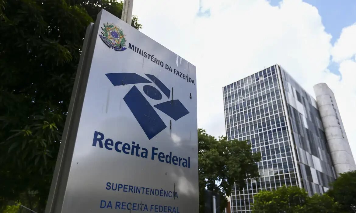 Receita bate recorde de R$ 254 bilhões em julho após alta do IOF e taxação das bets 2 Receita bate recorde de R$ 254 bilhões em julho após alta do IOF e taxação das bets - Imagem do artigo