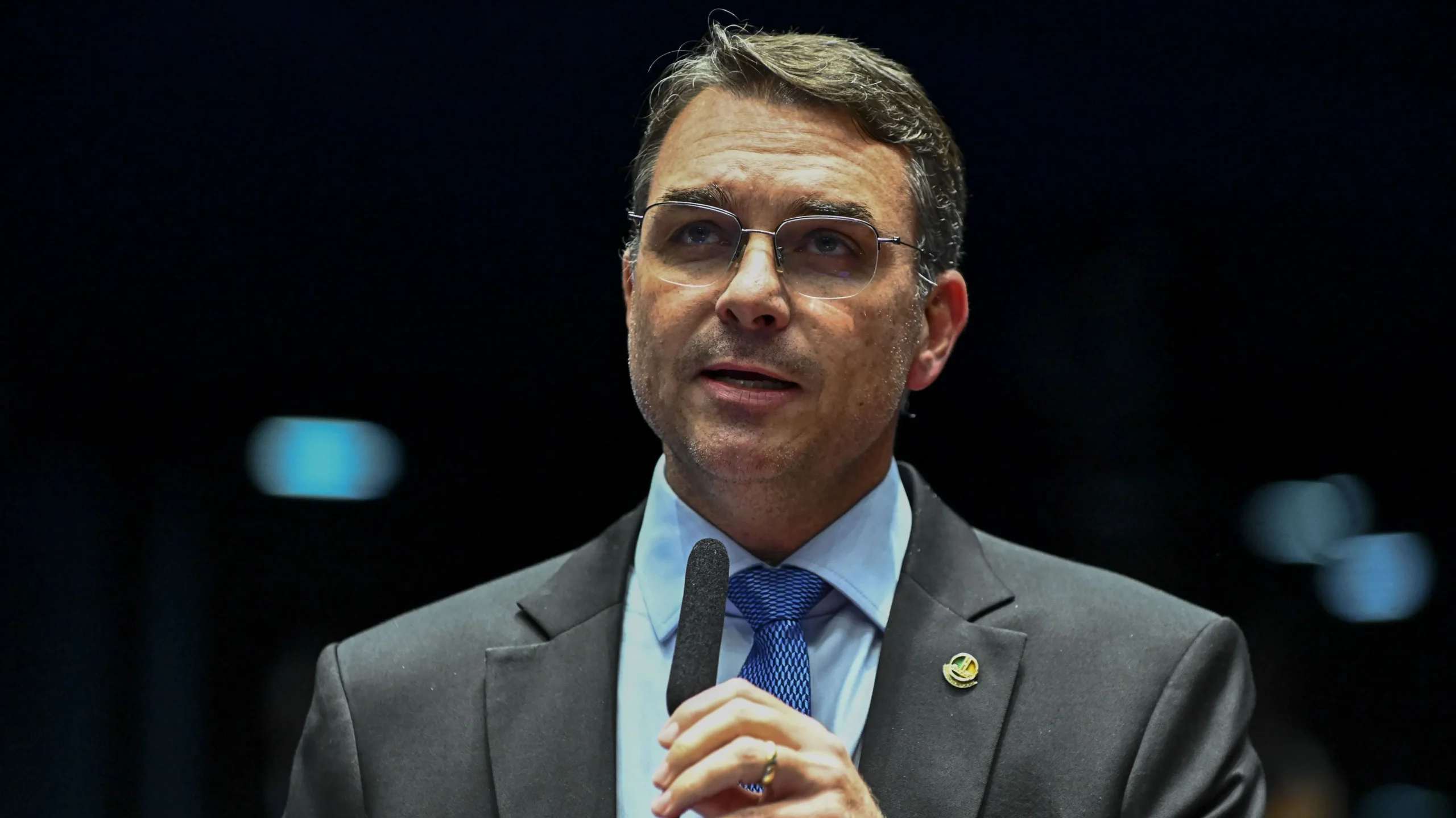 Flávio Bolsonaro relata assalto que manteve mãe e avós reféns no RJ 2 Flávio Bolsonaro relata assalto que manteve mãe e avós reféns no RJ - Imagem do artigo