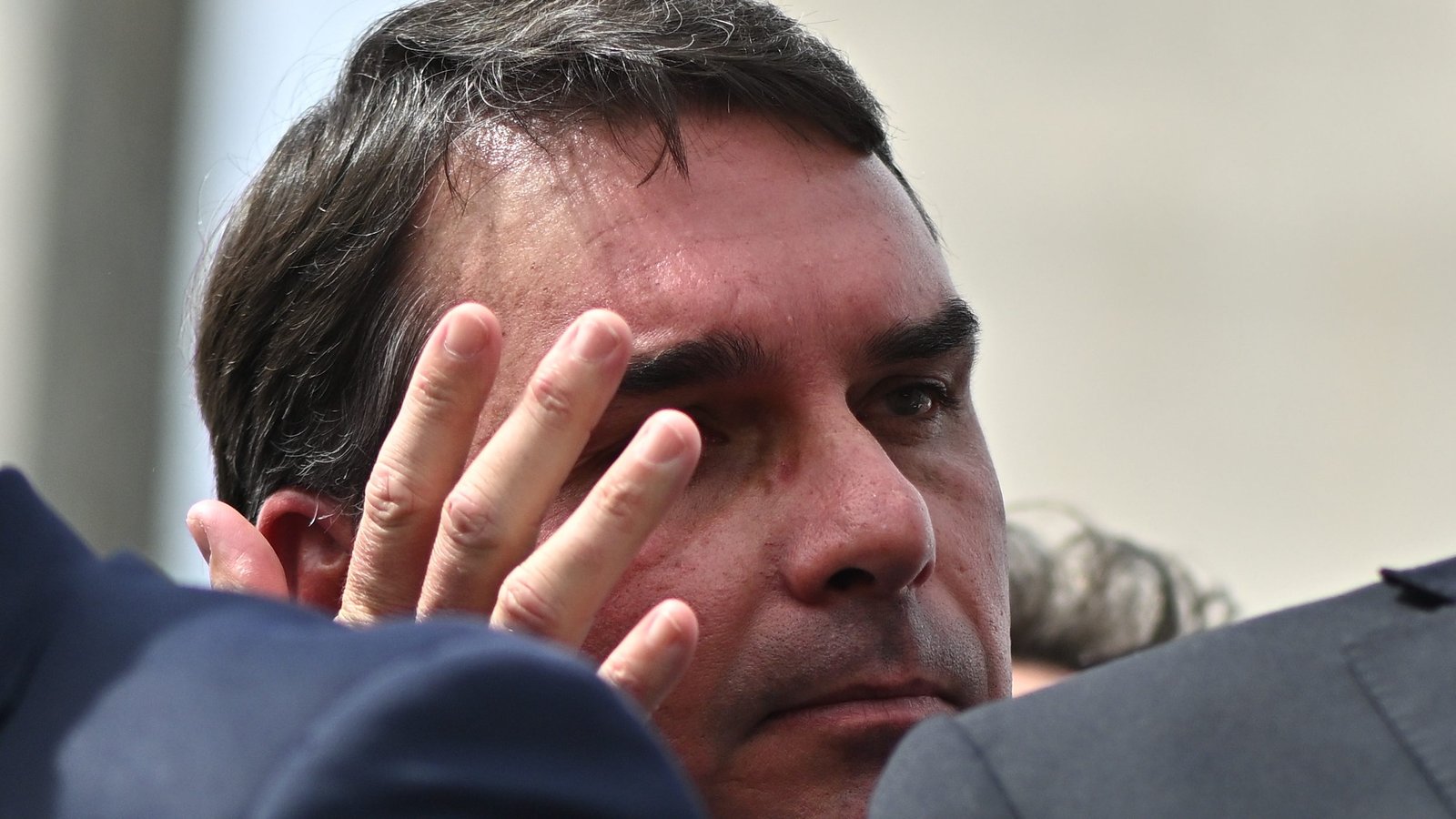 Flávio Bolsonaro denuncia assalto que manteve mãe e avós reféns em Resende 2 Flávio Bolsonaro denuncia assalto que manteve mãe e avós reféns em Resende - Imagem do artigo
