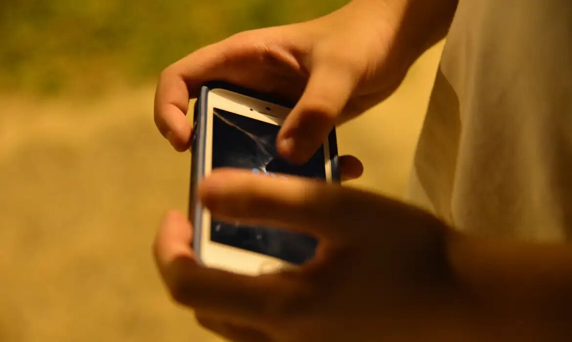 Vazamento no Grok expõe conversas privadas e reacende debate sobre controle da internet 2 Vazamento no Grok expõe conversas privadas e reacende debate sobre controle da internet - Imagem do artigo