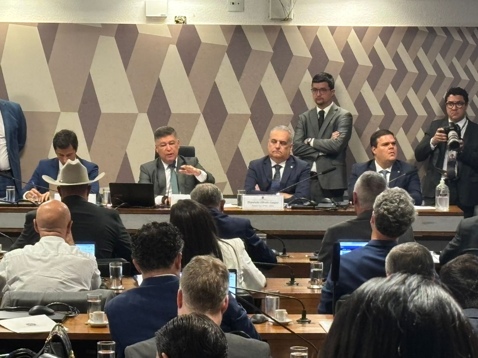 Acordo na CPMI do INSS tenta barrar convocação de irmão de Lula e gera impasse 2 Acordo na CPMI do INSS tenta barrar convocação de irmão de Lula e gera impasse - Imagem do artigo