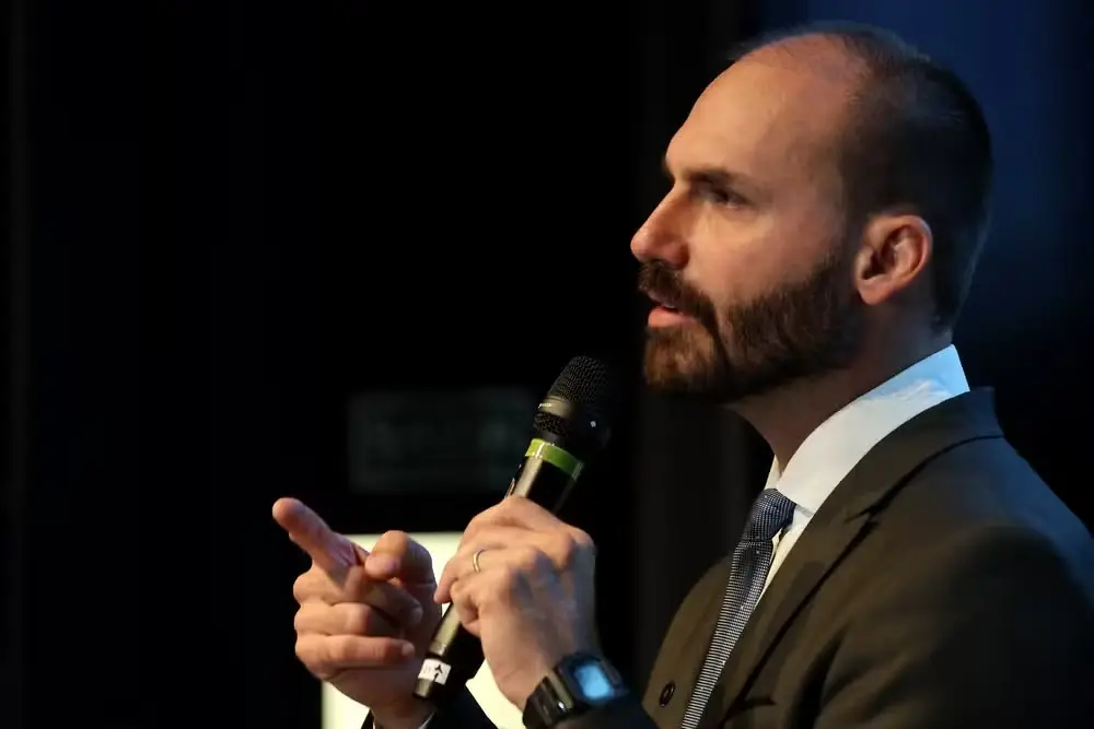 Eduardo Bolsonaro planeja disputar Presidência em 2026 com campanha 100% virtual 2 Eduardo Bolsonaro planeja disputar Presidência em 2026 com campanha 100% virtual - Imagem do artigo