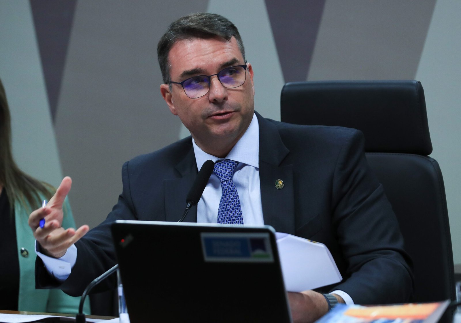 Flávio Bolsonaro acusa Moraes de “vigiar” casa de Jair e denuncia “humilhação” à família 2 Flávio Bolsonaro acusa Moraes de “vigiar” casa de Jair e denuncia “humilhação” à família - Imagem do artigo