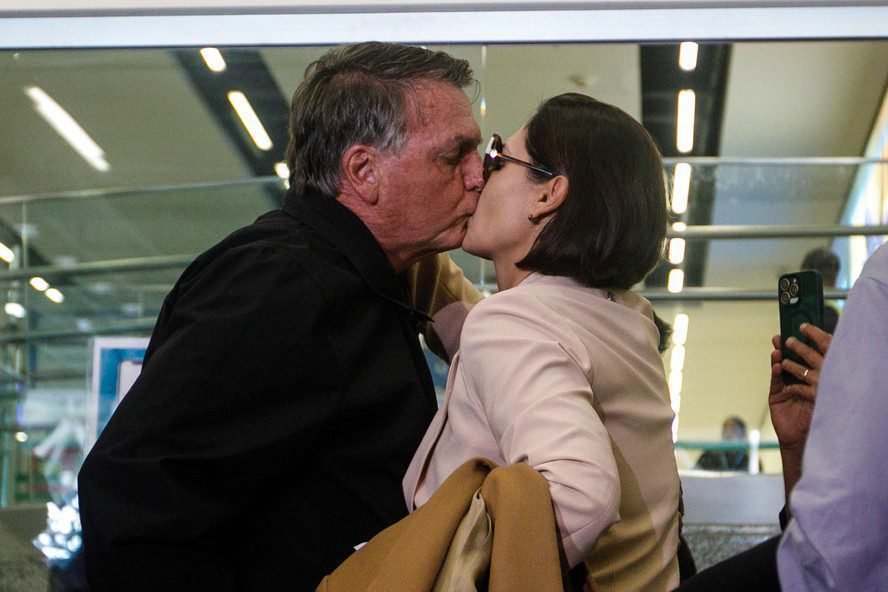 Ausência de Michelle Bolsonaro em ato paulista surpreende aliados e expõe estratégia regional do PL 2 Ausência de Michelle Bolsonaro em ato paulista surpreende aliados e expõe estratégia regional do PL - Imagem do artigo original