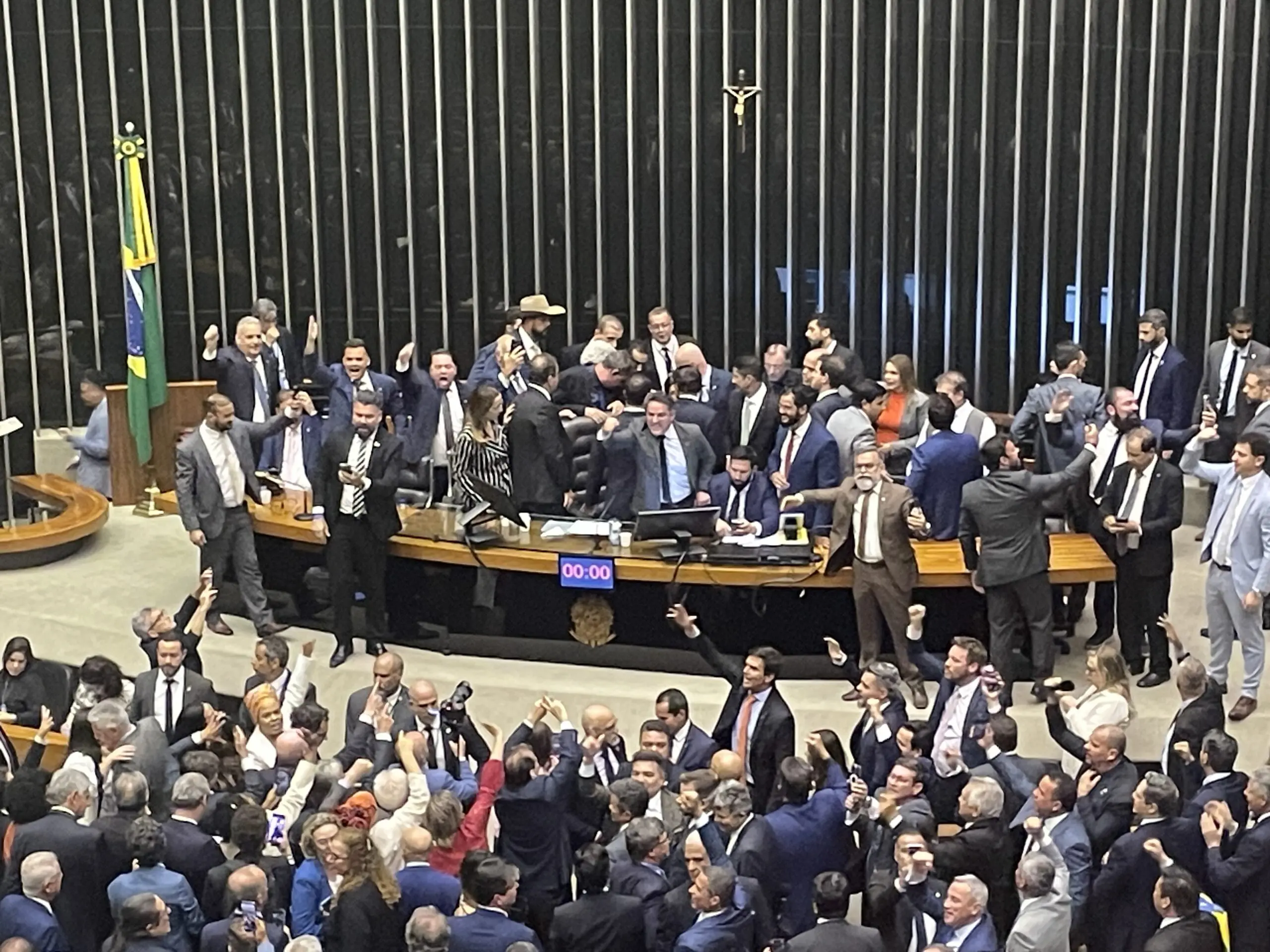 Câmara acusa 14 deputados, mas oposição força debate sobre anistia e foro privilegiado 2 Câmara acusa 14 deputados, mas oposição força debate sobre anistia e foro privilegiado - Imagem do artigo original