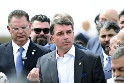 Flávio Bolsonaro denuncia prisão política do pai e critica restrições do STF no Dia dos Pais 2 Flávio Bolsonaro denuncia prisão política do pai e critica restrições do STF no Dia dos Pais - Imagem do artigo original