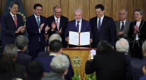 Governo tenta aprovar MP com R$30 bi para blindar exportadores do tarifaço de Trump 2 Governo tenta aprovar MP com R$30 bi para blindar exportadores do tarifaço de Trump - Imagem do artigo original