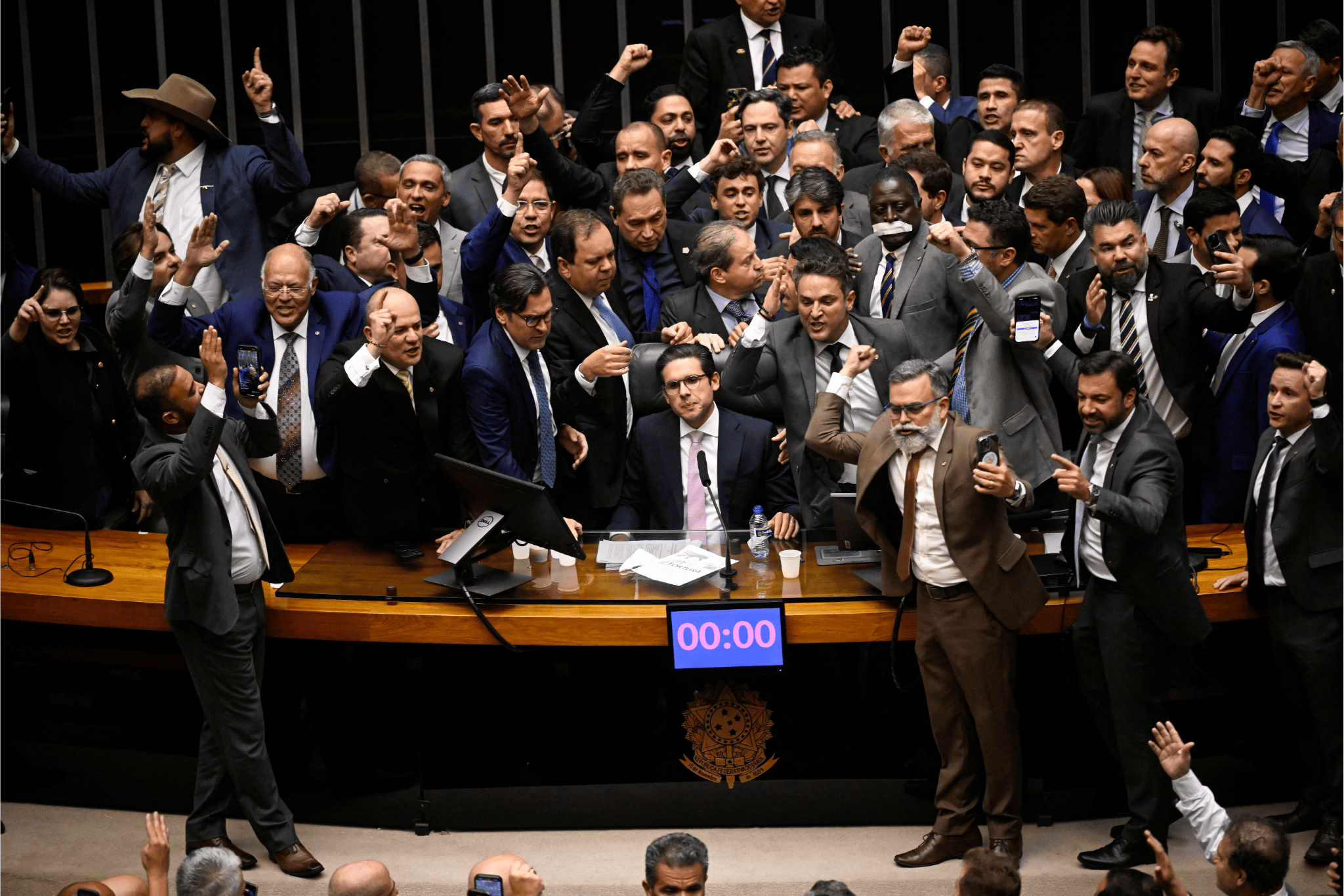 Pollon invoca autismo e explica por que não deixou plenário durante motim 2 Pollon invoca autismo e explica por que não deixou plenário durante motim - Imagem do artigo