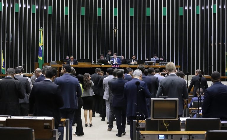 Câmara corta descontos automáticos e dá ao BC poder sobre juros do consignado 2 Câmara corta descontos automáticos e dá ao BC poder sobre juros do consignado - Imagem do artigo
