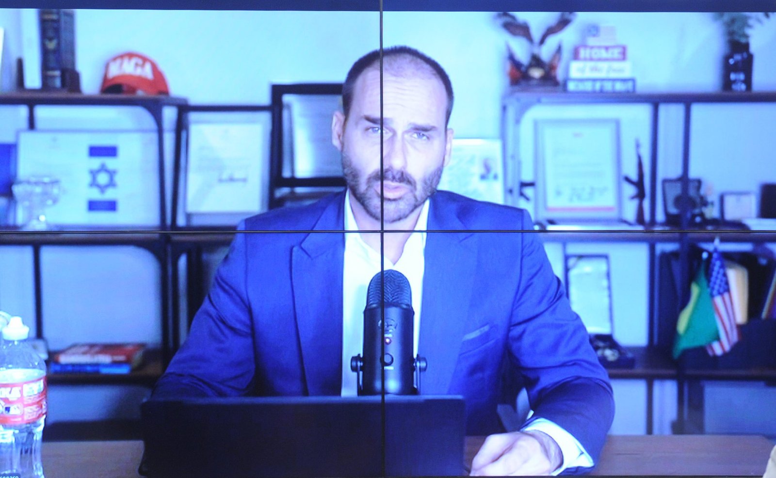 Eduardo Bolsonaro denuncia bloqueio a voto remoto e cobra resposta da Câmara 2 Eduardo Bolsonaro denuncia bloqueio a voto remoto e cobra resposta da Câmara - Imagem do artigo
