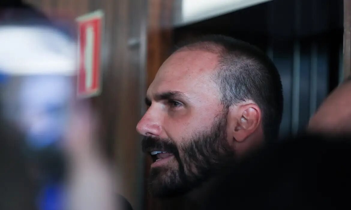 Eduardo Bolsonaro reitera: anistia só avança se incluir Jair Bolsonaro 2 Eduardo Bolsonaro reitera: anistia só avança se incluir Jair Bolsonaro - Imagem do artigo