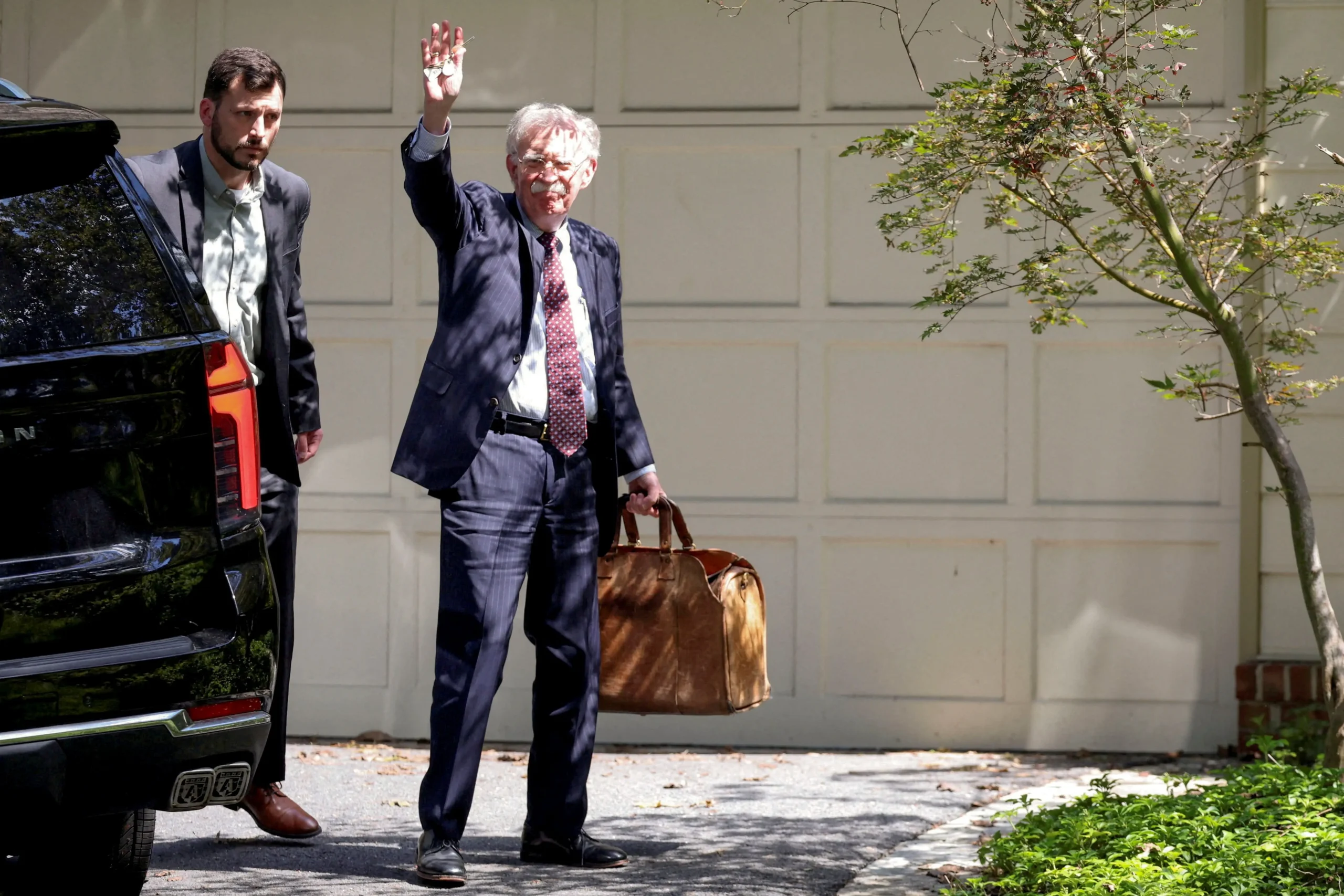FBI recolhe celulares e pastas de John Bolton em apuração sobre documentos sigilosos 2 FBI recolhe celulares e pastas de John Bolton em apuração sobre documentos sigilosos - Imagem do artigo