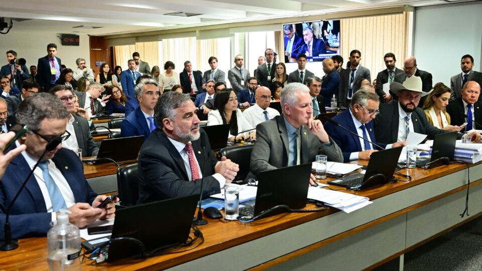 CPMI do INSS ouve ex-ministros e revela R$ 6,3 bilhões em descontos ilegais 2 CPMI do INSS ouve ex-ministros e revela R$ 6,3 bilhões em descontos ilegais - Imagem do artigo