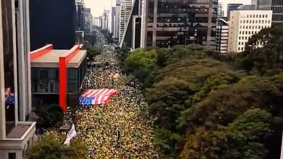 Bandeira gigante dos EUA na Paulista provoca questionamentos dentro da direita 2 Bandeira gigante dos EUA na Paulista provoca questionamentos dentro da direita - Imagem do artigo