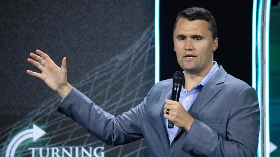 Atentado mata Charlie Kirk e choca base conservadora norte-americana 2 Atentado mata Charlie Kirk e choca base conservadora norte-americana - Imagem do artigo