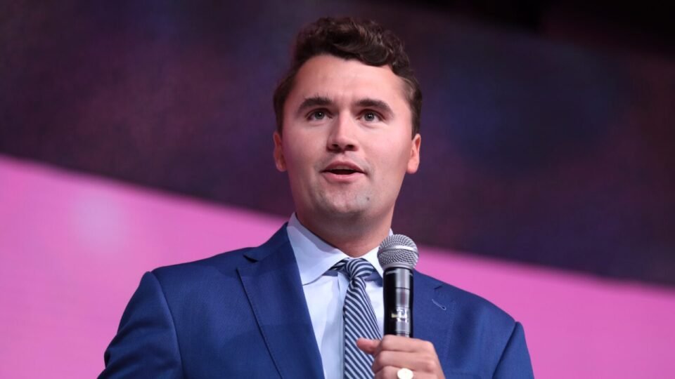 Ataque em universidade dos EUA mata influenciador conservador Charlie Kirk e reacende debate sobre violência política 2 Ataque em universidade dos EUA mata influenciador conservador Charlie Kirk e reacende debate sobre violência política - Imagem do artigo