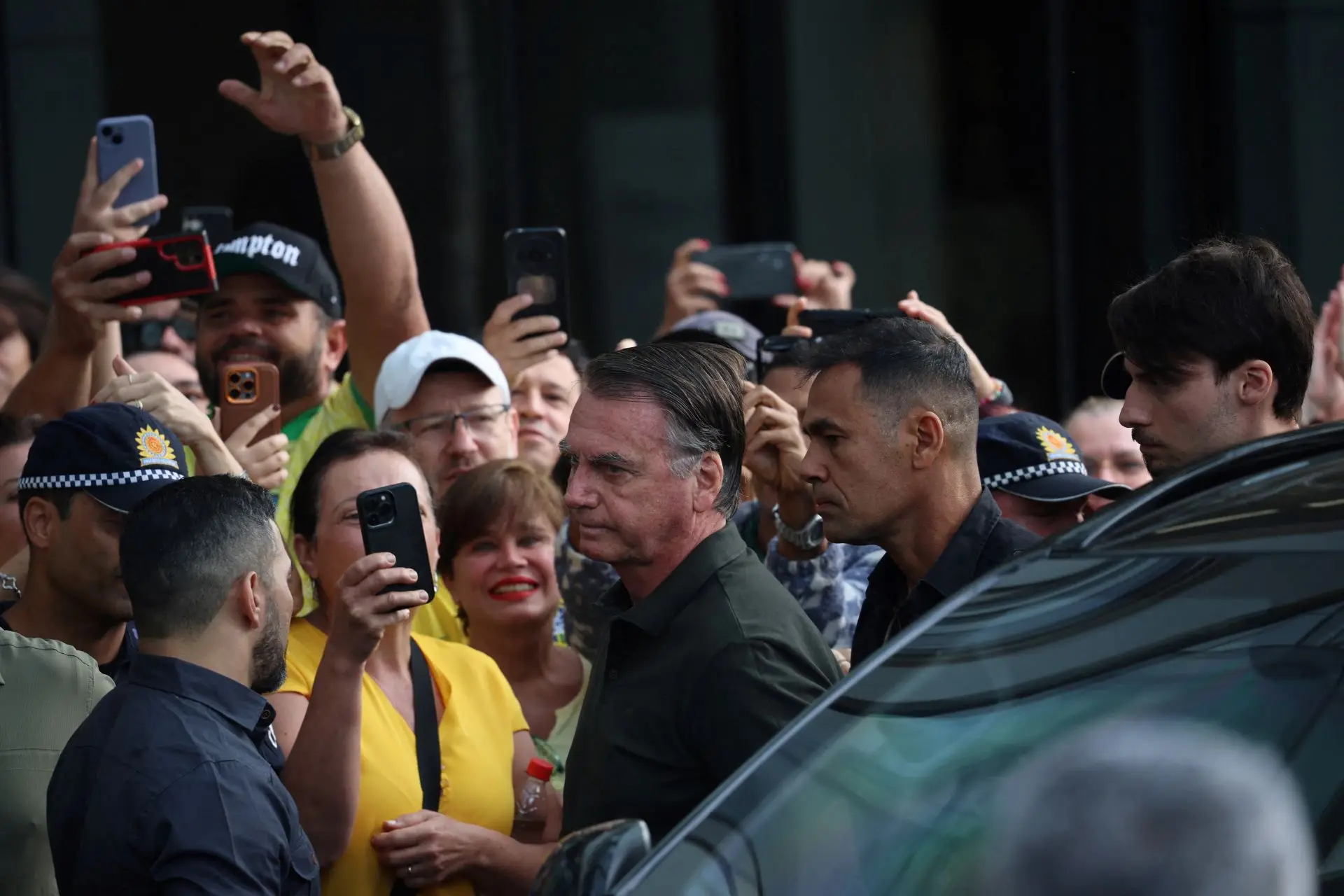Bolsonaro deixa prisão domiciliar para cirurgia de pele em Brasília 2 Bolsonaro deixa prisão domiciliar para cirurgia de pele em Brasília - Imagem do artigo