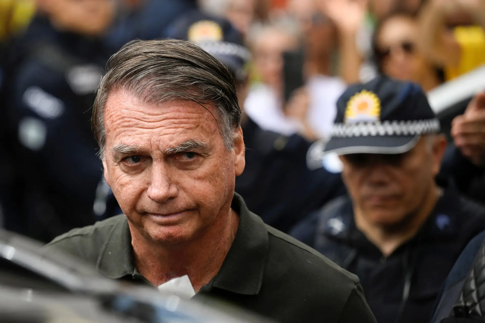 Churrasco divide moradores e gera tensão no condomínio onde Bolsonaro cumpre prisão domiciliar 2 Churrasco divide moradores e gera tensão no condomínio onde Bolsonaro cumpre prisão domiciliar - Imagem do artigo