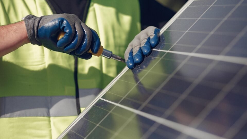 MP da luz grátis impõe risco de tarifa fixa a donos de painéis solares 2 MP da luz grátis impõe risco de tarifa fixa a donos de painéis solares - Imagem do artigo