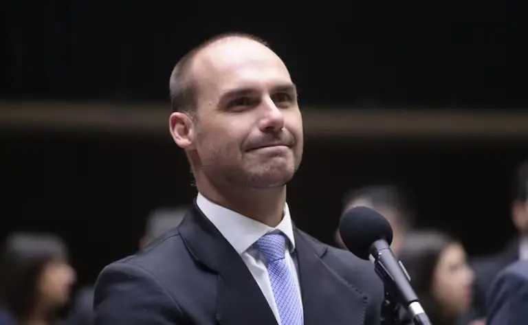 Eduardo Bolsonaro descarta negociação e rejeita redução de penas dos condenados de 8/1 2 Eduardo Bolsonaro descarta negociação e rejeita redução de penas dos condenados de 8/1 - Imagem do artigo