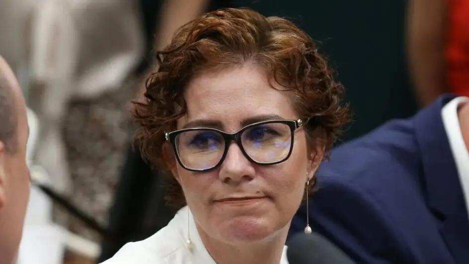 PF aponta transferência de R$ 5 mil de Luciano Hang a Zambelli durante período foragido 2 PF aponta transferência de R$ 5 mil de Luciano Hang a Zambelli durante período foragido - Imagem do artigo