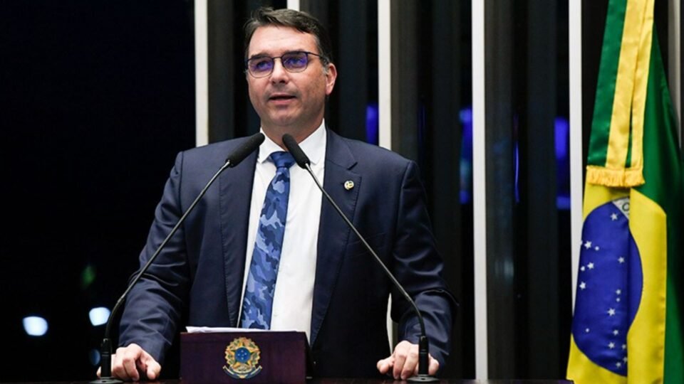 Flávio Bolsonaro denuncia perseguição e pede que Itália proteja Carla Zambelli 2 Flávio Bolsonaro denuncia perseguição e pede que Itália proteja Carla Zambelli - Imagem do artigo