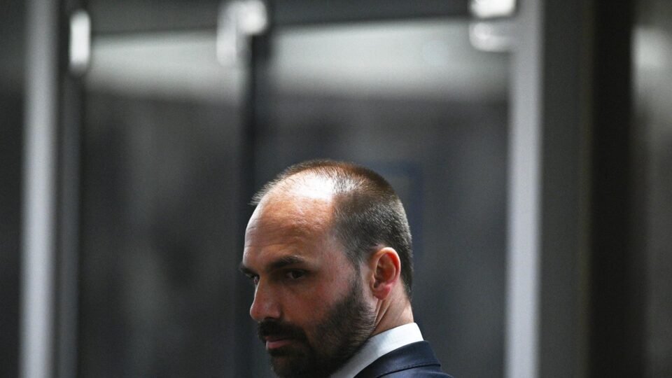 Hugo Motta veta liderança e expõe Eduardo Bolsonaro a risco de cassação 2 Hugo Motta veta liderança e expõe Eduardo Bolsonaro a risco de cassação - Imagem do artigo