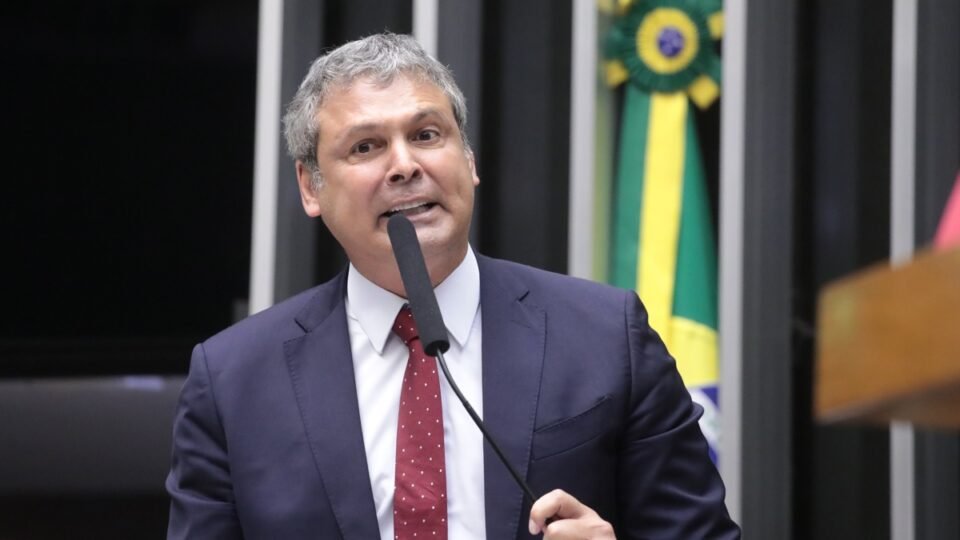 Lindbergh Farias declara enterrado o projeto de anistia após protestos e pressão dos EUA 2 Lindbergh Farias declara enterrado o projeto de anistia após protestos e pressão dos EUA - Imagem do artigo