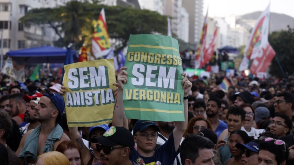 Protesto em Copacabana reacende debate sobre o uso político dos rótulos esquerda e direita 2 Protesto em Copacabana reacende debate sobre o uso político dos rótulos esquerda e direita - Imagem do artigo