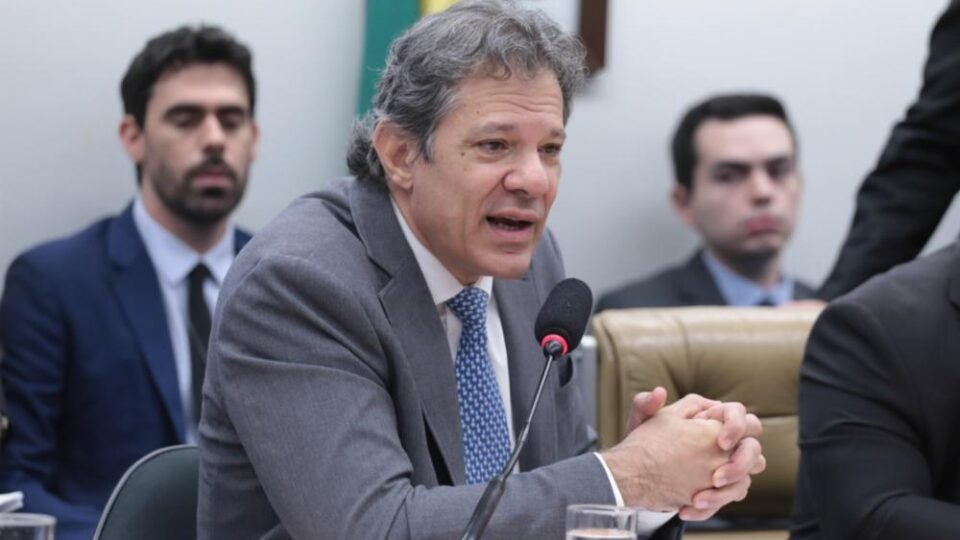 Haddad enfrenta críticas na Câmara e é apelidado de “Taxad” por deputado 2 Haddad enfrenta críticas na Câmara e é apelidado de “Taxad” por deputado - Imagem do artigo