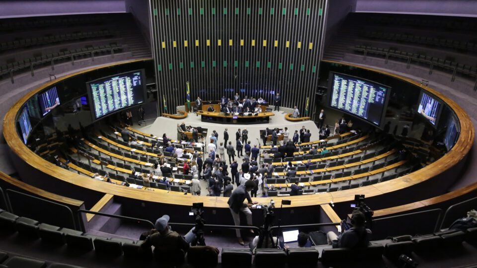 Câmara libera saúde e educação do arcabouço e amplia brecha fiscal 2 Câmara libera saúde e educação do arcabouço e amplia brecha fiscal - Imagem do artigo