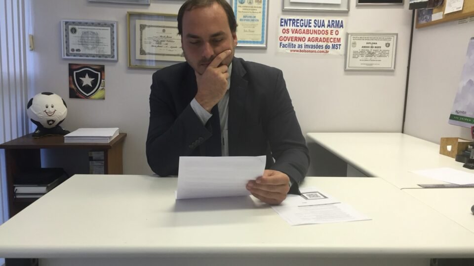 Carlos Bolsonaro dispara e consolida vantagem na disputa ao Senado por Santa Catarina 2 Carlos Bolsonaro dispara e consolida vantagem na disputa ao Senado por Santa Catarina - Imagem do artigo