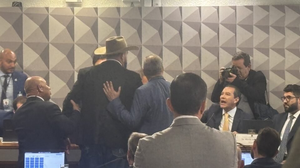 Careca do INSS enfrenta relator, cala-se e CPMI vira palco de gritos no Senado 2 Careca do INSS enfrenta relator, cala-se e CPMI vira palco de gritos no Senado - Imagem do artigo