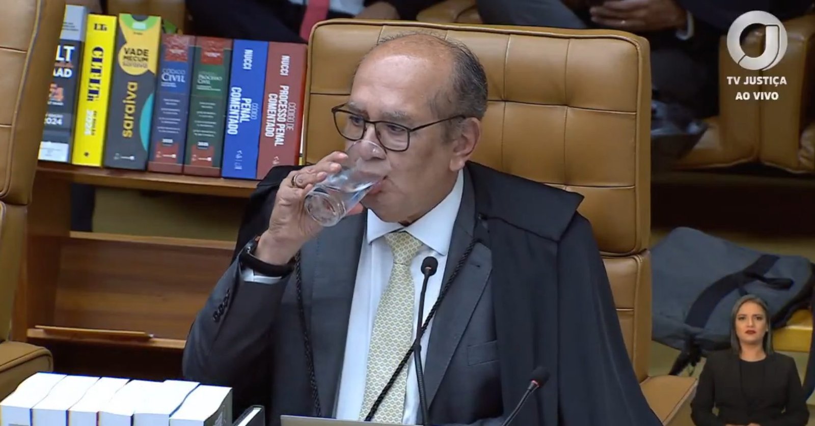 Gilmar Mendes se emociona e chama Moraes de herói em cerimônia no STF 2 Gilmar Mendes se emociona e chama Moraes de herói em cerimônia no STF - Imagem do artigo
