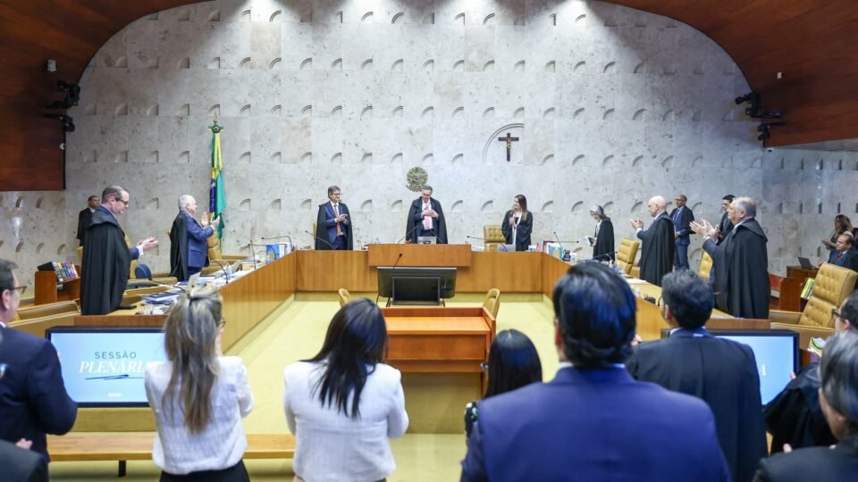 Barroso encerra presidência do STF sob aplausos e Gilmar destaca papel “heroico” de Moraes 2 Barroso encerra presidência do STF sob aplausos e Gilmar destaca papel “heroico” de Moraes - Imagem do artigo