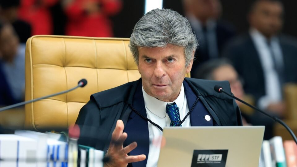Fux contraria Moraes e defende absolvição de réus do 8 de Janeiro no STF 2 Fux contraria Moraes e defende absolvição de réus do 8 de Janeiro no STF - Imagem do artigo
