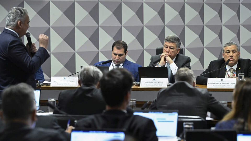 Relatório da CPMI expõe uso de assinaturas de mortos e menores pela Conafer em descontos do INSS 2 Relatório da CPMI expõe uso de assinaturas de mortos e menores pela Conafer em descontos do INSS - Imagem do artigo