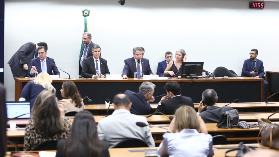 Comissão aprova fundo eleitoral de R$ 4,9 bi e retira verba de investimentos 2 Comissão aprova fundo eleitoral de R$ 4,9 bi e retira verba de investimentos - Imagem do artigo
