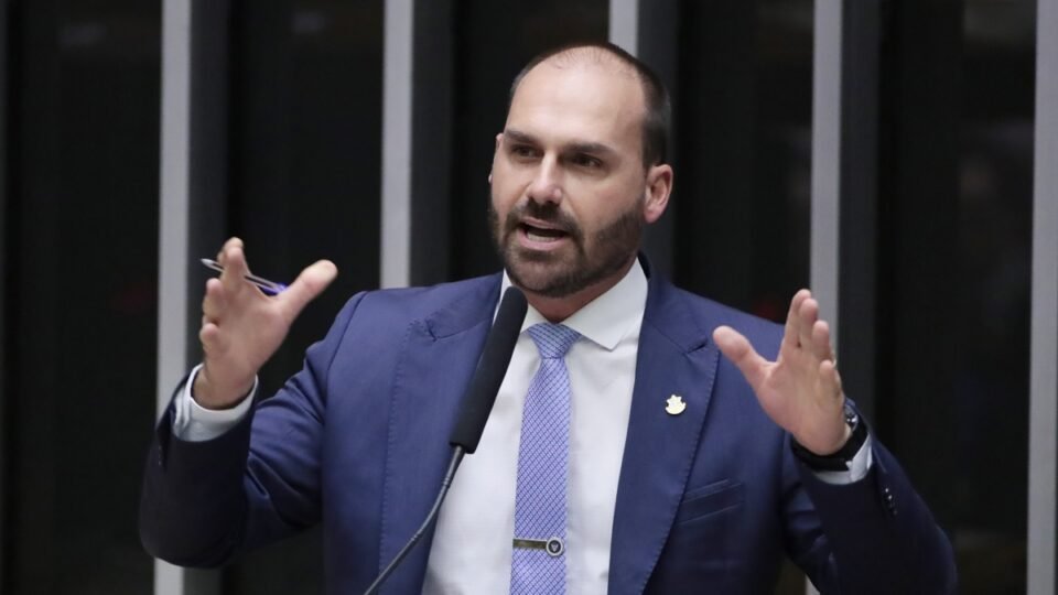 PRTB descarta filiação de Eduardo Bolsonaro e abre portas a Flávio 2 PRTB descarta filiação de Eduardo Bolsonaro e abre portas a Flávio - Imagem do artigo