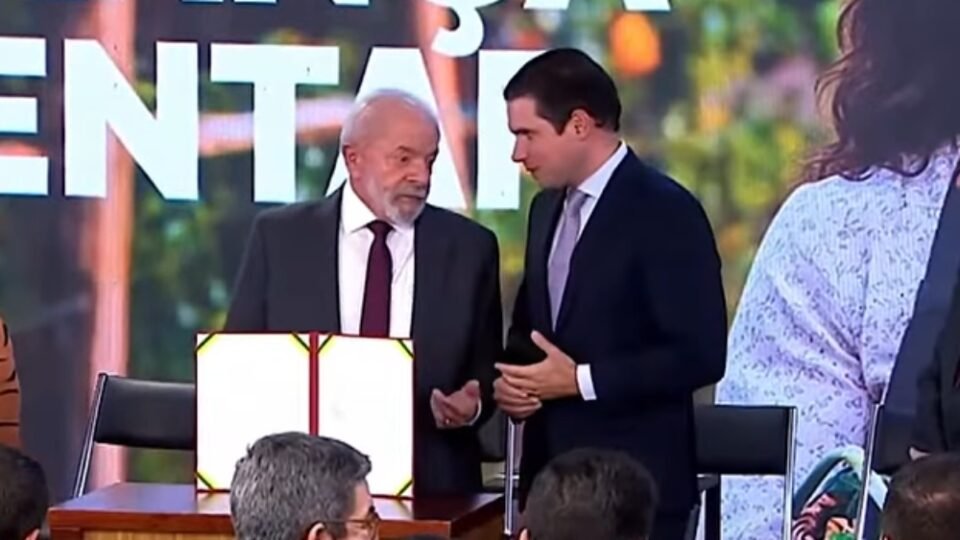 Lula elogia Congresso e veta flexibilização da Ficha Limpa no mesmo dia 2 Lula elogia Congresso e veta flexibilização da Ficha Limpa no mesmo dia - Imagem do artigo