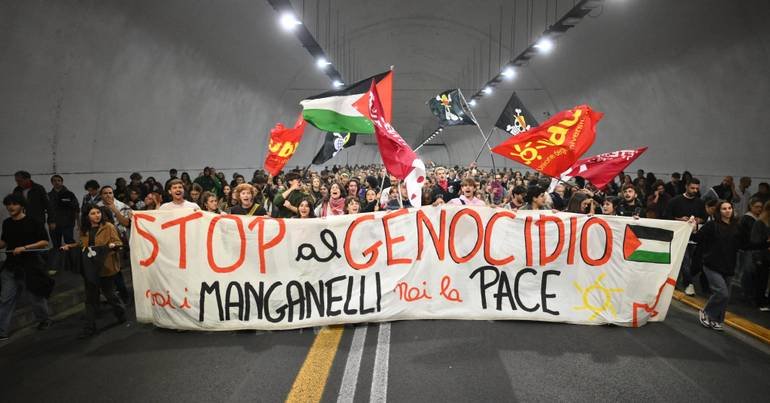Protestos tomam ruas de vários países após Israel deter tripulantes de flotilha 2 Protestos tomam ruas de vários países após Israel deter tripulantes de flotilha - Imagem do artigo