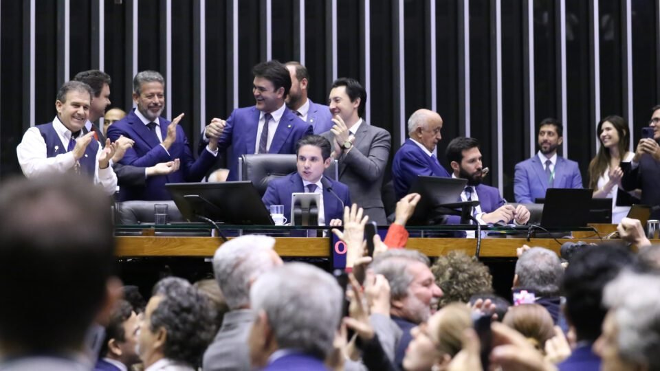 Câmara aprova isenção de IR até R$ 5 mil com 493 votos a favor 2 Câmara aprova isenção de IR até R$ 5 mil com 493 votos a favor - Imagem do artigo