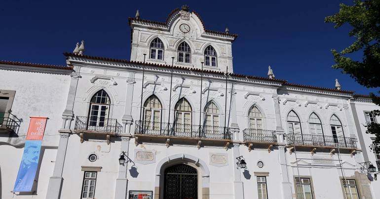 Iniciativa Liberal quer converter antigo hospital de Évora em moradias para estudantes e profissionais 2 Iniciativa Liberal quer converter antigo hospital de Évora em moradias para estudantes e profissionais - Imagem do artigo
