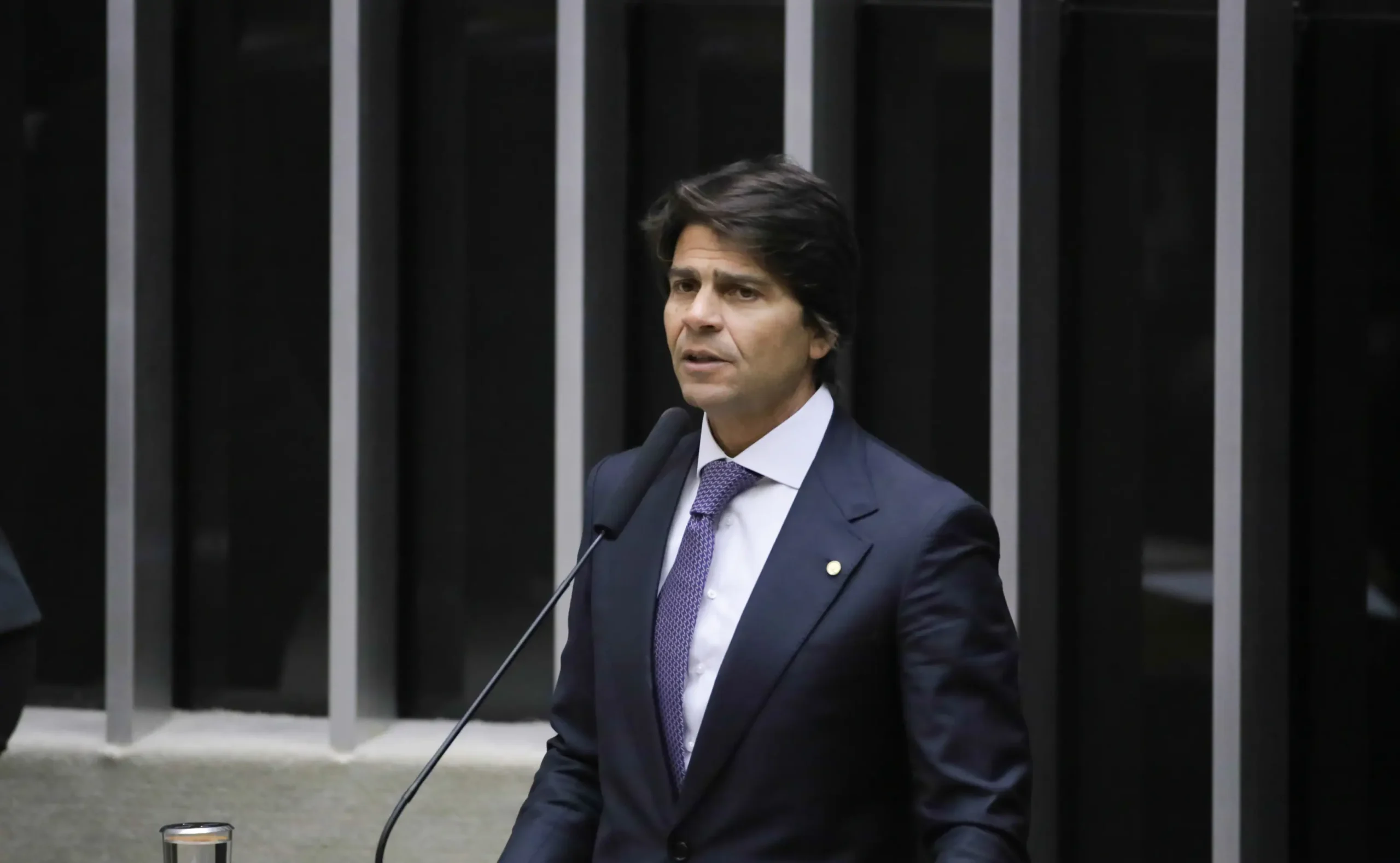Reforma administrativa avança: PEC impõe metas, corta privilégios e unifica salários no serviço público 2 Reforma administrativa avança: PEC impõe metas, corta privilégios e unifica salários no serviço público - Imagem do artigo