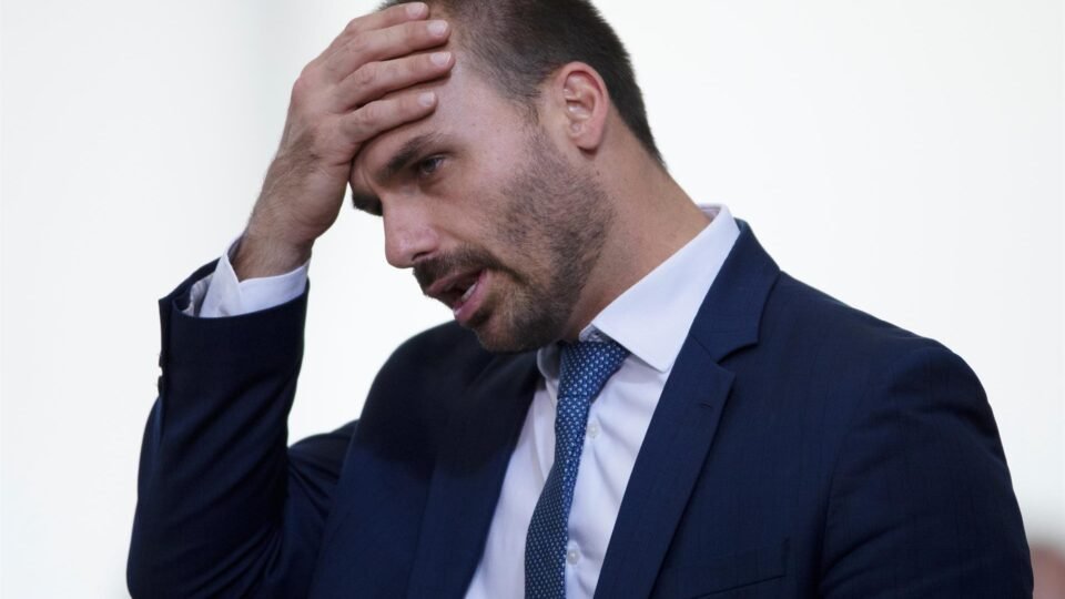 Moraes pressiona PGR por parecer sobre pedido de prisão de Eduardo Bolsonaro 2 Moraes pressiona PGR por parecer sobre pedido de prisão de Eduardo Bolsonaro - Imagem do artigo