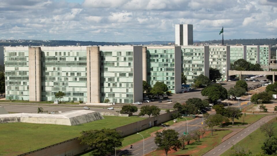Reforma administrativa avança e prevê bônus por desempenho e corte de privilégios 2 Reforma administrativa avança e prevê bônus por desempenho e corte de privilégios - Imagem do artigo